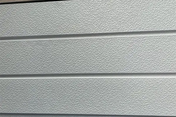 Třídenní obnova fasády: Kovové vyřezávané panely Reshape Construction Tempo